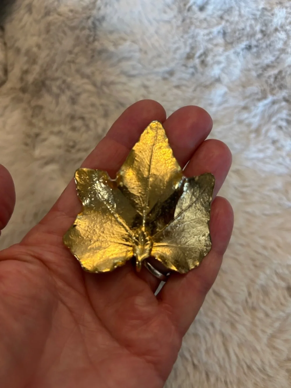 Gold plated leaf pendant for necklace - Picture 7 of 10